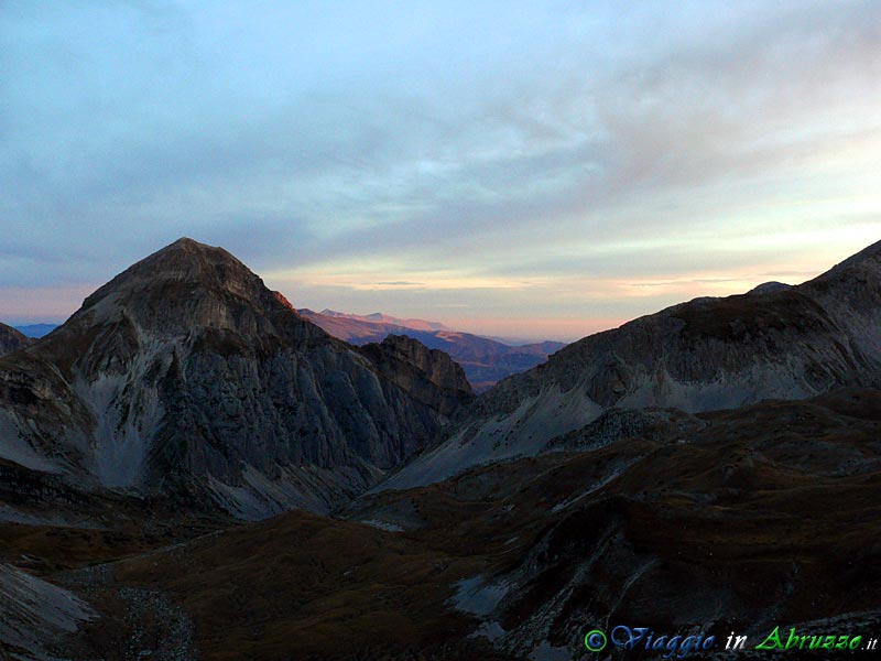 14-P1080681+.jpg - 14-P1080681+.jpg - Panorama dal Monte Portella (2.388 m.) alle prime luci dell'alba.